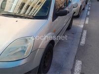 Usado Ford Fiesta Trend 68 CV (50 kW) 2004 Gris / plata Utilitario