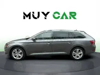 Usado Skoda Superb Style 150 CV (110 kW) 2022 Gris / plata Familiar