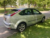 Usado Ford Focus Ghia 100 CV (73 kW) 2005 Gris / plata Berlina