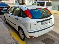 Usado Ford Focus Trend 90 CV (66 kW) 2004 Blanco Berlina