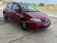 Usado Renault Mégane Authentique 100 CV (73 kW) 2008 Granate Berlina