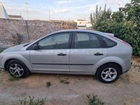Usado Ford Focus Trend 90 CV (66 kW) 2005 Gris / plata Berlina