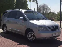 Usado SsangYong Rodius 165 CV (121 kW) 2010 Gris / plata Monovolumen