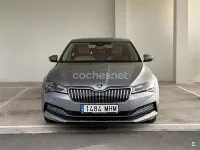 Usado Skoda Superb 190 CV (139 kW) 2019 Gris / plata Berlina