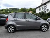 Usado Mercedes A180 Exclusive 109 CV (80 kW) 2010 Gris / plata Monovolumen