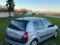 Usado Renault Clio II Expression 100 CV (73 kW) 2004 Gris / plata Berlina