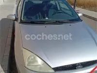 Usado Ford Focus Trend 90 CV (66 kW) 2000 Gris / plata Berlina
