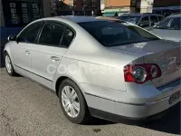 Usado VW Passat Highline 140 CV (102 kW) 2006 Gris / plata Berlina