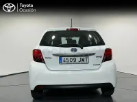 Usado Toyota Yaris Hybrid Active 100 CV (73 kW) 2016 Blanco Berlina