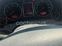 Usado Audi A4 130 CV (95 kW) 2002 Gris / plata Berlina