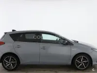 Usado Toyota Auris Hybrid 136 CV (100 kW) 2017 Gris / plata Berlina