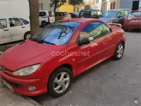 Usado Peugeot 206 CC 110 CV (80 kW) 2005 Rojo Descapotable