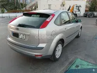 Usado Ford Focus Trend 100 CV (73 kW) 2006 Gris / plata Berlina