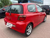 Usado Toyota Yaris Sport 105 CV (77 kW) 2003 Rojo Utilitario