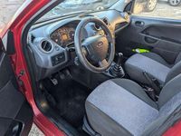 Usado Ford Fiesta Ambiente 68 CV (50 kW) 2006 Burdeos Utilitario