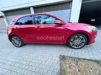 Usado Kia Rio 100 CV (73 kW) 2018 Rojo Berlina