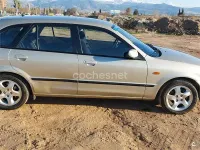 Usado Mazda 323F 115 CV (84 kW) 2000 Beige Berlina