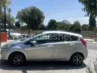 Usado Ford Fiesta Trend 82 CV (60 kW) 2011 Gris / plata Berlina