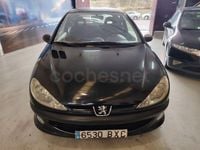Usado Peugeot 206 110 CV (80 kW) 2002 Negro Berlina