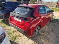 Usado Toyota Yaris Hybrid Active 116 CV (85 kW) 2025 Rojo Utilitario