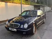 Usado Mercedes E240 Elegance 170 CV (125 kW) 2001 Azul Berlina