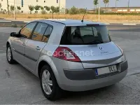 Usado Renault Mégane II Dynamique 105 CV (77 kW) 2006 Gris / plata Berlina