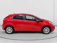 Usado Kia Rio 85 CV (62 kW) 2015 Rojo Utilitario