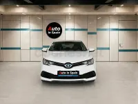 Usado Toyota Auris Hybrid Advance 136 CV (100 kW) 2016 Blanco Berlina