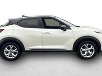 Usado Nissan Juke N-Connecta 114 CV (83 kW) 2022 Lunar white (metalizado) techo SUV
