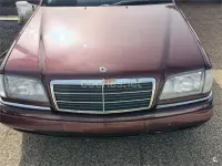 Usado Mercedes C180 Elegance 122 CV (89 kW) 1996 Granate Familiar