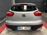 Usado Kia Rio 84 CV (61 kW) 2017 Gris / plata Berlina
