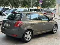 Usado Kia Ceed 90 CV (66 kW) 2010 Gris / plata Utilitario