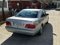 Usado Mercedes E300 Elegance 177 CV (130 kW) 1998 Gris / plata Berlina