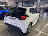 Usado Toyota Yaris Hybrid Active 115 CV (84 kW) 2022 Blanco Berlina