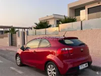 Usado Kia Rio 109 CV (80 kW) 2012 Rojo Berlina