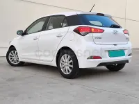 Usado Hyundai i20 84 CV (61 kW) 2016 Blanco Berlina