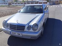 Usado Mercedes E290 129 CV (94 kW) 1997 Gris / plata Berlina