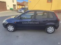 Usado Ford Fiesta 90 CV (66 kW) 2005 Azul Utilitario