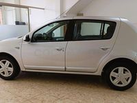 Usado Dacia Sandero Ambiance 75 CV (55 kW) 2008 Gris / plata Berlina