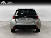 Usado Toyota Yaris Hybrid Active 116 CV (85 kW) 2022 Gris / plata Berlina