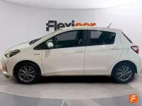 Usado Toyota Yaris Hybrid Active 99 CV (72 kW) 2019 Blanco Utilitario