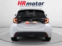Usado Toyota Yaris Hybrid Active 116 CV (85 kW) 2023 Blanco Berlina