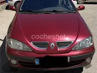 Usado Renault Mégane Authentique 80 CV (58 kW) 2001 Granate Berlina