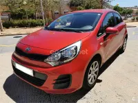 Usado Kia Rio 84 CV (61 kW) 2016 Rojo Utilitario
