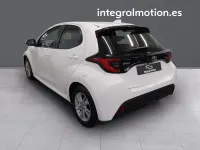Usado Toyota Yaris Hybrid Business Edition 115 CV (84 kW) 2022 Blanco Berlina
