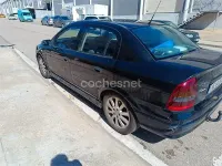Usado Opel Astra Edition 100 CV (73 kW) 2003 Negro Berlina