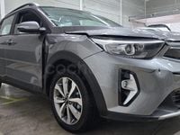 Usado Kia Stonic 100 CV (73 kW) 2025 Gris / plata SUV