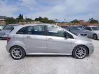 Usado Mercedes B180 109 CV (80 kW) 2011 Gris Utilitario