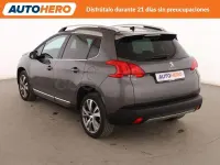 Usado Peugeot 2008 Allure 100 CV (73 kW) 2015 Gris / plata SUV