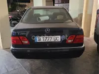 Usado Mercedes E200 Elegance 136 CV (100 kW) 1998 Azul Berlina